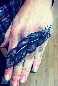 Patrón de tatuaxe de plumas de combinación creativa no dedo