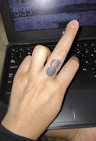 Tattoo gisht vajzë kompakt në figurën e tatuazhit të ananasit të zi