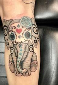 Татуировка слона, рисунок татуировки слона на руке мальчика