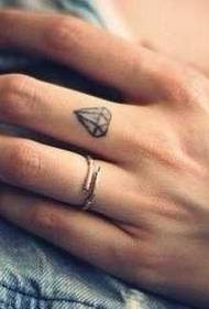 Палець алмазним татуюванням візерунок
