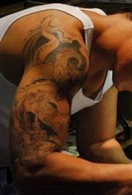 Художник-татуировщик с татуировкой в виде татуировки дракона на руке персонажа