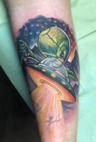 Wanita tato alien asing ing lengen lan gambar tato UFO