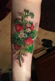 Pflanzen Sie Tätowierung, neues Erdbeertätowierungsbild auf dem Arm des Jungen