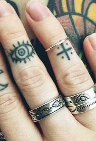 mazs svaigs tetovējums uz pirksta