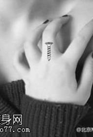 Tatuaj cu șurub pe deget