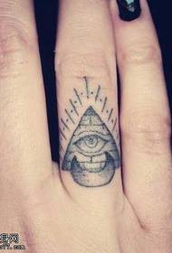 Kaunis silmien tatuointikuvio sormella