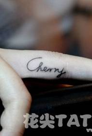 Дівчина пальцем добре виглядає татуювання англійського алфавіту татуювання