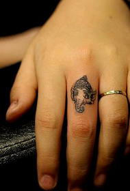 Söpö norsu pää tatuointi sormella