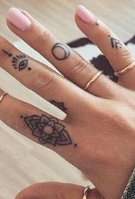 Tatuaggio inglese Mr. Ms. sulle articolazioni delle dita delle coppie
