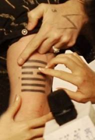 Lengan bintang tato internasional Johnny Depp pada gambar tato Yijing hitam