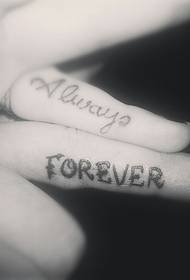 Pāris pirksti skaisti un skaisti angļu tetovējums