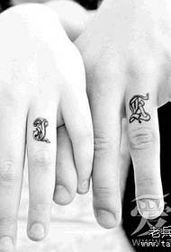 Малка свежа двойка пръст татем татуировка работи