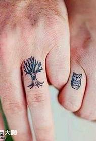 Шаблон татуіроўкі пальцаў на дрэве