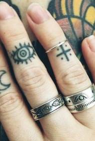 Patrón de tatuaxe de tótem cruzado de ollos de lúa de dedo