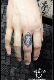 Leeuwenkop tattoo patroon op de vinger