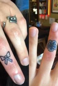 Minimalistic gisht vajzë tatuazh gisht në foto lule dhe hark tatuazh