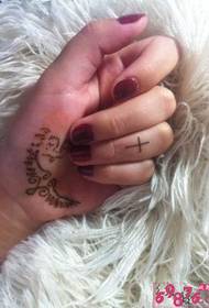 Fotografia e tatuazhit të gishtave kryq