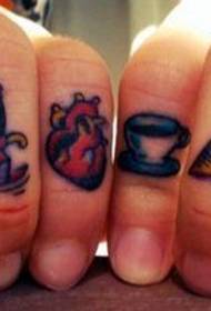 узорак тетоваже прста