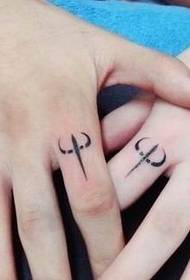 Enkel og fin tatovering på parfinger
