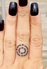 Mergaitės pirštas ant juodos linijos geometrinio elemento kūrybingas mažo rašto tatuiruotės raštas