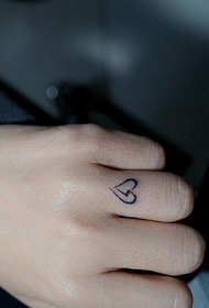 Petit tatouage de coeur de doigt frais