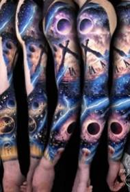 Immagine realistica del tatuaggio del braccio colorato grande fiore