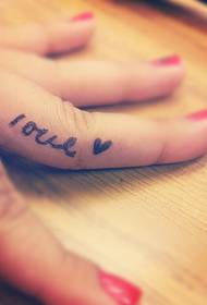 Beau et beau tatouage anglais au doigt