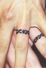 Kaunis sormus tatuointi sormella