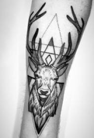 Tatuaje de brazo de estudiante masculino negro en imagen de tatuaje de triángulo y ciervo