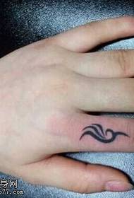 Finger vars en klein tatoeëringpatroon van vinger