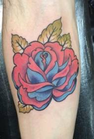Rožinės tatuiruotės iliustracija berniuko ranką ant subtilaus rožių tatuiruotės paveikslo