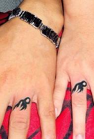 Маленька пара татем татуювання на пальці