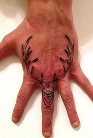 Mano reen cervo kapo tatuado ŝablono