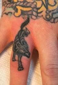 Pikku eläin tatuointi poika sormi mustalla kettu tatuointi kuvaa