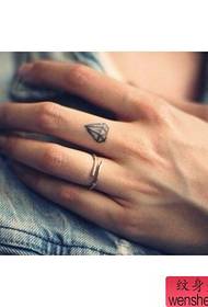 Modeli i tatuazhit me diamantë me gisht