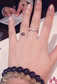 Стройна пръст сладка малка звезда татуировка снимка