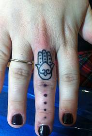 Patrón clásico de tatuaje en el dedo
