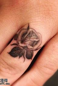 Rose modèl tatoo bag sou dwèt