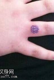 Padrão de tatuagem de diamante roxo de dedo