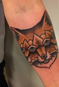 Il braccio dello studente maschio del tatuaggio animale di Baile sulla strana foto del tatuaggio della volpe