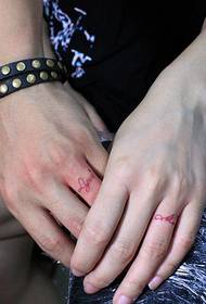 Raudona anglų pora žiedo piršto tatuiruotė