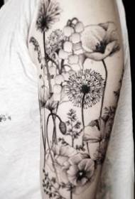 Kol etrafında hoş görünen siyah gri çiçek temalı dövmeler
