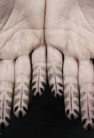 Tatuaggio squisito sul dito