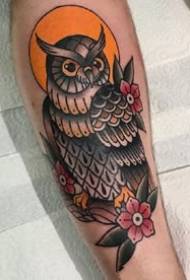 Una serie di modelli di tatuaggi scolastici colorati adatti per gambe e braccia