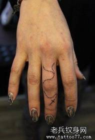 Finger tattoo cross pendant gambar karya seni tato