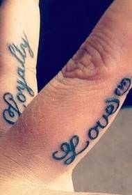Tatuagem inglês de três dedos de menina