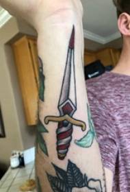 歐美匕首紋身歐美匕首紋身畫在男孩的手臂上