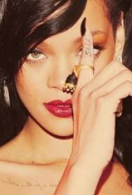 Αμερικανός Tattoo Star Rihanna δάχτυλο σε μαύρη αγγλική εικόνα τατουάζ