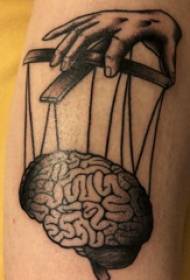 Татуировка черна мъжка ръка на студент върху снимка татуировка на дланта и мозъка