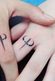 El tatuatge de tòtem de dits bonic i fresc és molt adequat per a parelles.
